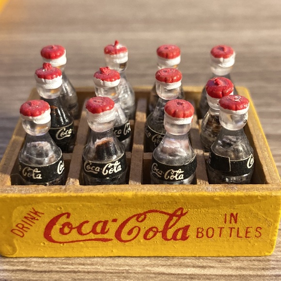 Miniature Coca Cola box with tiny bottles collector - Picture 8 of 17